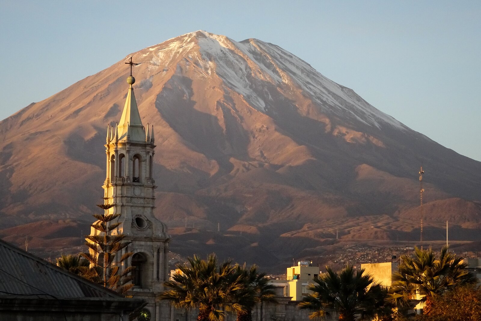 Vista de Arequipa con el volcán Misti