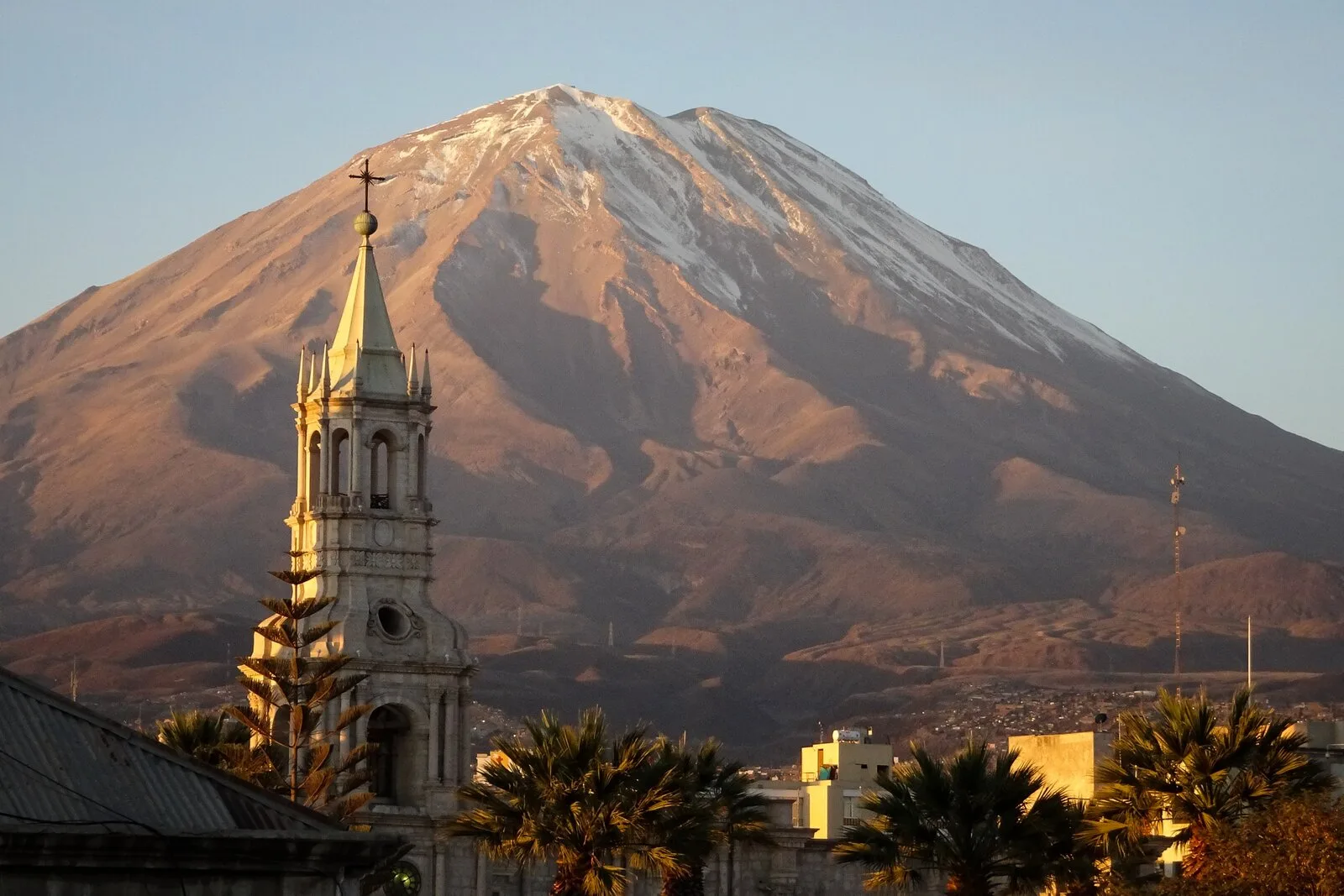 Vista de Arequipa con el volcán Misti