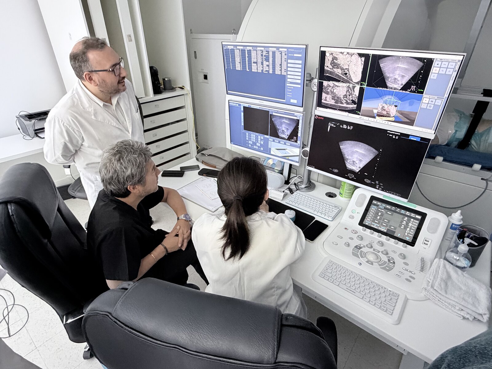 Equipo médico de HIFU SUR revisando imágenes durante un procedimiento con el equipo JC300