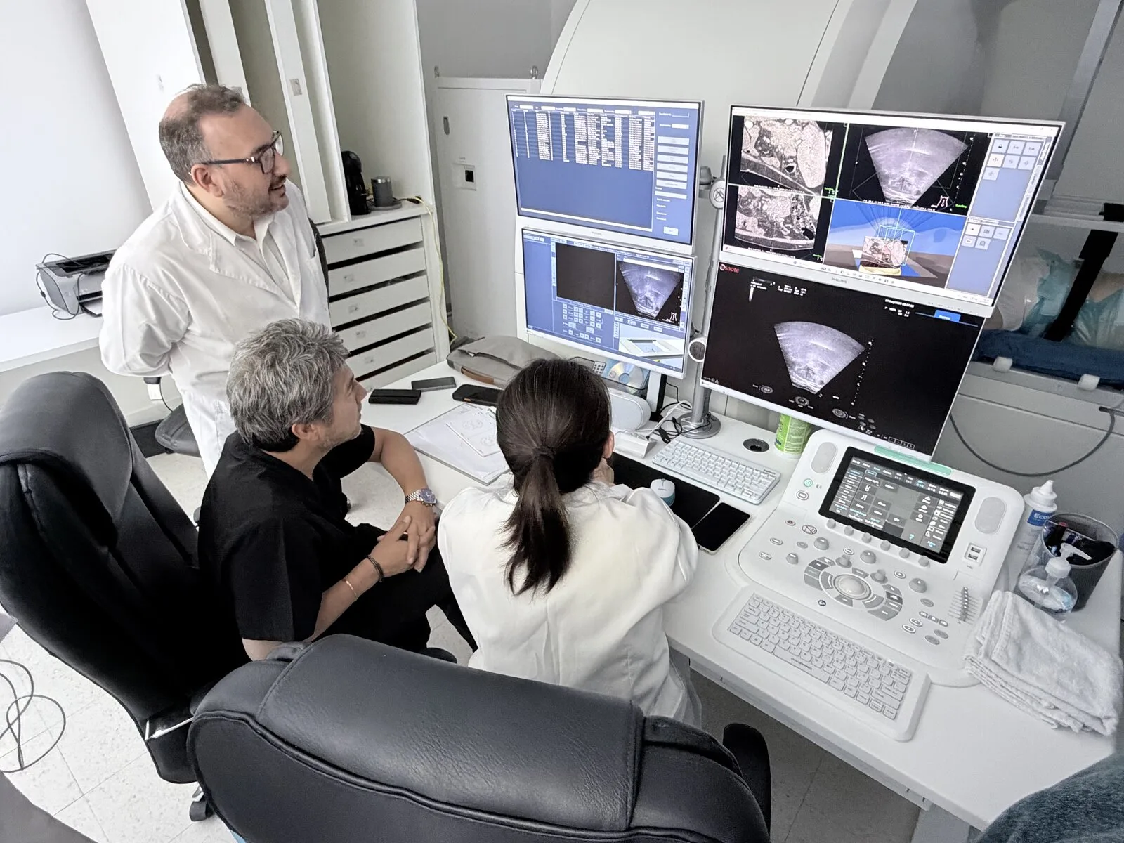 Equipo médico de HIFU SUR revisando imágenes durante un procedimiento con el equipo JC300